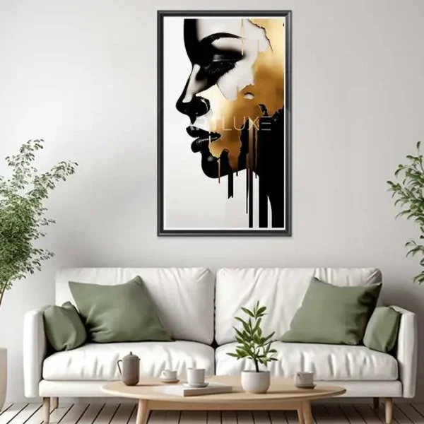 Tableau visage d'une femme avec de la peinture dorée dessus