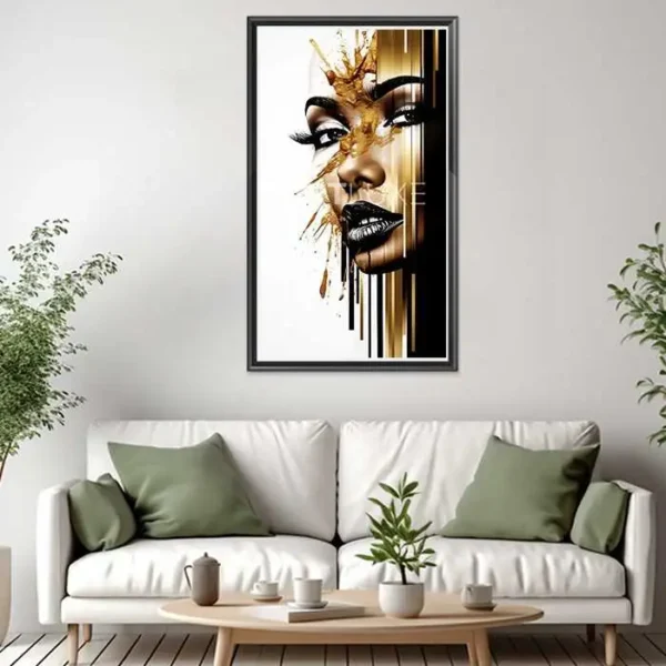Tableau visage d'une femme avec de la peinture dorée dessus